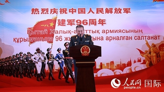 哈國(guó)防部副部長(zhǎng)卡馬列特季諾夫中將發(fā)表致辭。人民網(wǎng)記者 李強(qiáng)攝