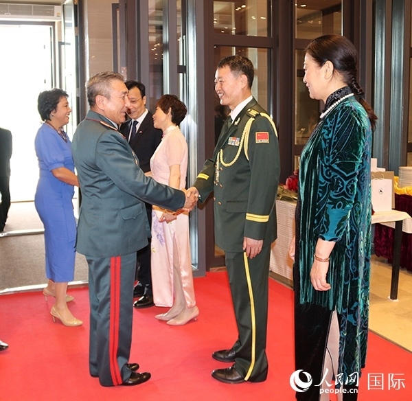 國(guó)防武官胡德君大校迎接賓客。人民網(wǎng)記者李強(qiáng)攝