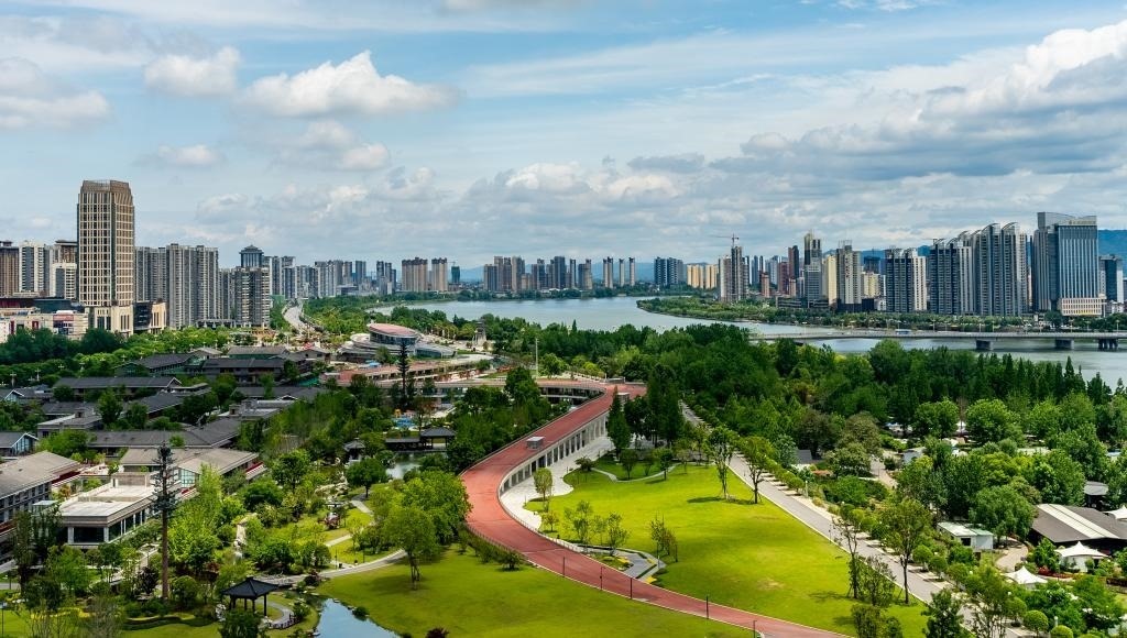 4月30日拍攝的天漢濕地公園景色。新華社發(fā)（李偉 攝）