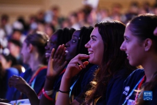 7月29日，外國(guó)運(yùn)動(dòng)員在聯(lián)歡會(huì)現(xiàn)場(chǎng)觀看節(jié)目。新華社記者 張端 攝