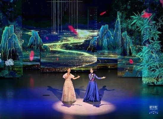 7月29日，演員在聯(lián)歡會(huì)現(xiàn)場(chǎng)演唱。新華社記者 蔡湘鑫 攝