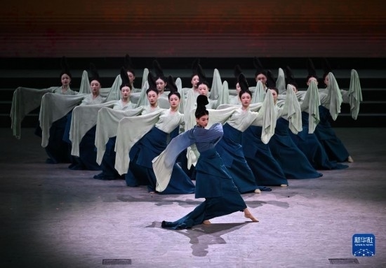 7月29日，演員在聯(lián)歡會(huì)現(xiàn)場(chǎng)表演《只此青綠》。新華社記者 蔡湘鑫 攝