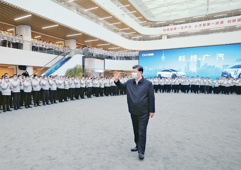 2023年4月10日至13日，中共中央總書(shū)記、國(guó)家主席、中央軍委主席習(xí)近平在廣東考察。這是12日下午，習(xí)近平在廣汽研究院向職工們揮手致意。 新華社記者 鞠鵬/攝