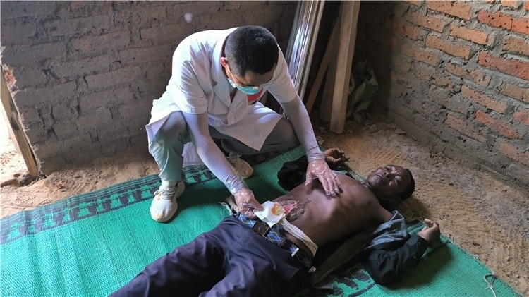 圖為南昌大學(xué)第二附屬醫(yī)院胃腸外科主治醫(yī)師周智勇檢查切口疝患者。中國(guó)駐乍得醫(yī)療隊(duì)供圖