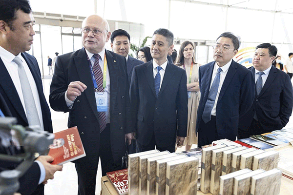 與會(huì)嘉賓參觀主題書(shū)展。人民畫(huà)報(bào)社供圖