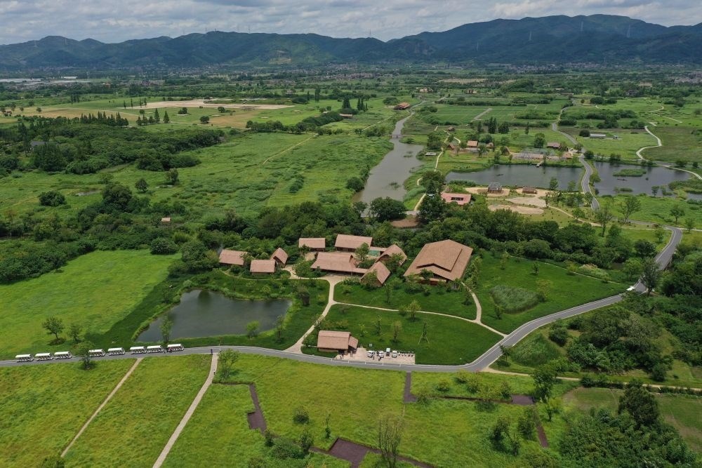 這是在浙江省杭州市余杭區(qū)拍攝的良渚古城遺址公園（2022年7月6日攝，無人機(jī)照片）。新華社記者 黃宗治 攝