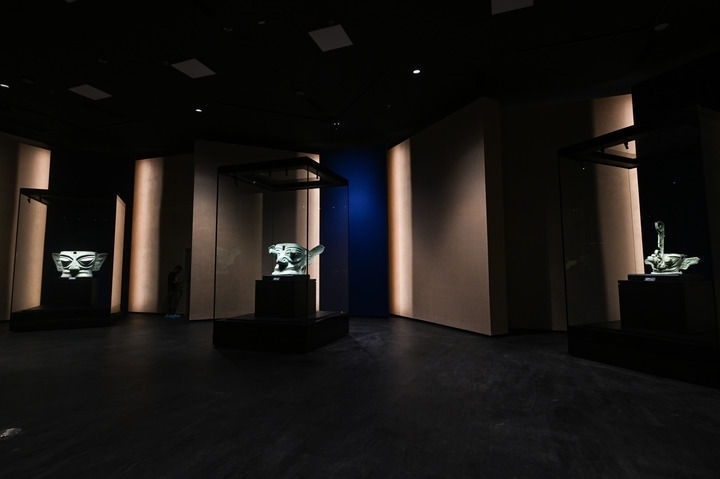 7月26日在三星堆博物館新館拍攝的展品。新華社記者 王曦 攝