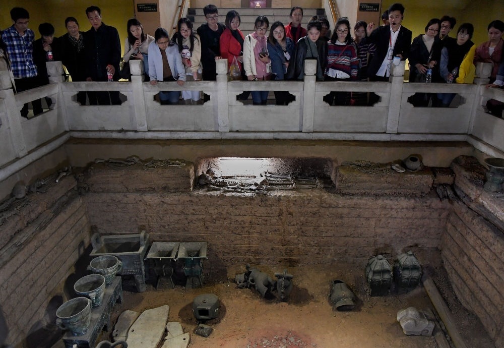 游客在河南安陽(yáng)殷墟宮殿宗廟遺址內(nèi)的婦好墓參觀（2018年10月12日攝）。新華社記者 李安 攝