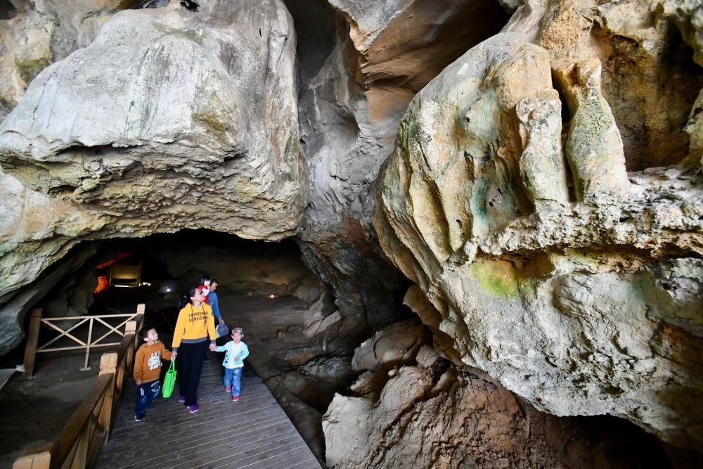 游人在位于福建省三明市三元區(qū)巖前鎮(zhèn)的萬壽巖遺址船帆洞游覽（2020年4月9日攝）。新華社記者 姜克紅 攝