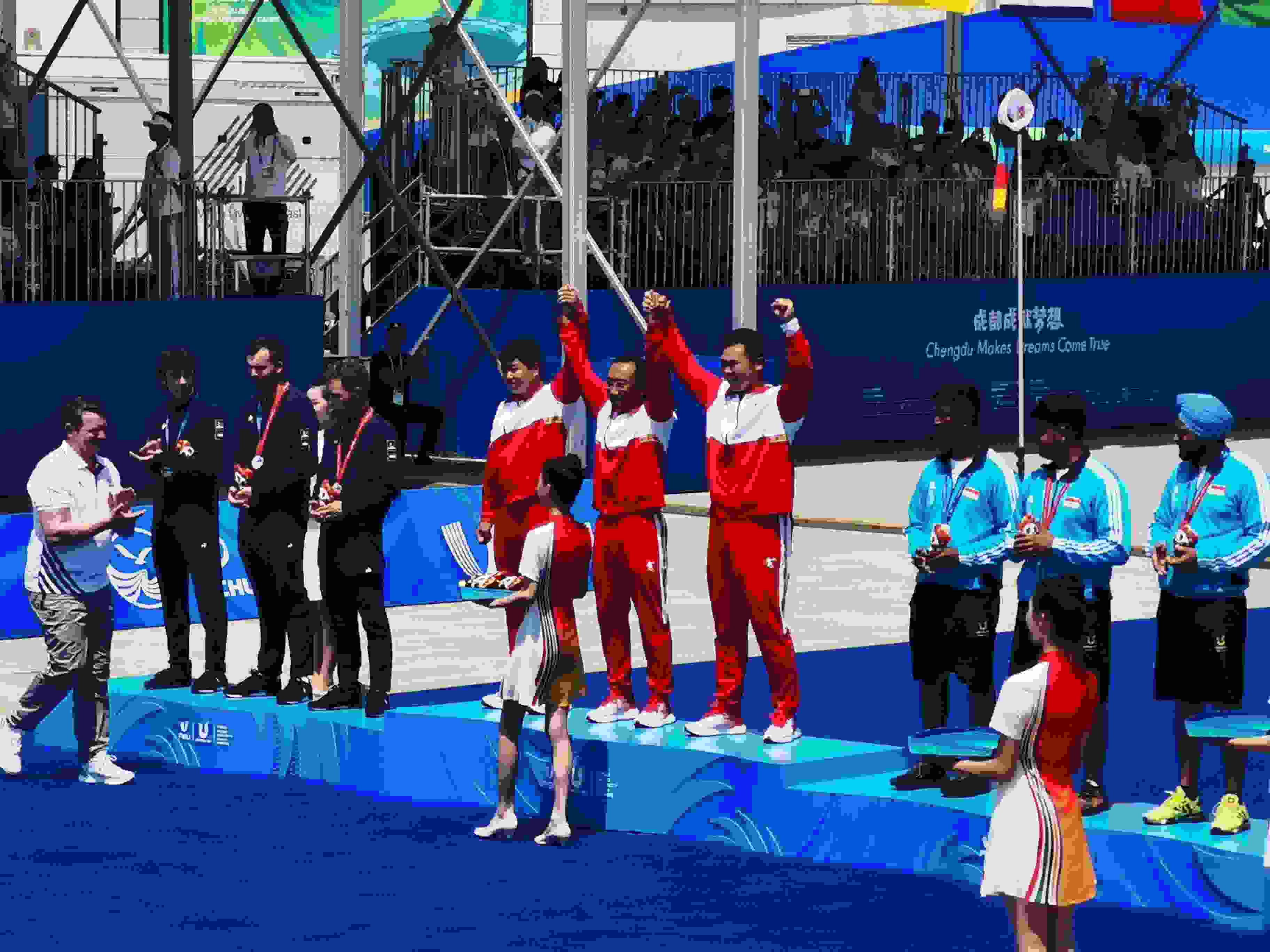 7月30日，在成都大運(yùn)會(huì)男子復(fù)合弓團(tuán)體頒獎(jiǎng)儀式中，中國(guó)隊(duì)?wèi)c祝奪得冠軍。 人民網(wǎng)記者 楊磊攝