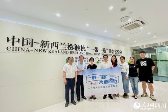 采訪團(tuán)走進(jìn)中國(guó)-新西蘭獼猴桃“一帶一路”聯(lián)合實(shí)驗(yàn)室。人民網(wǎng)記者 朱虹攝