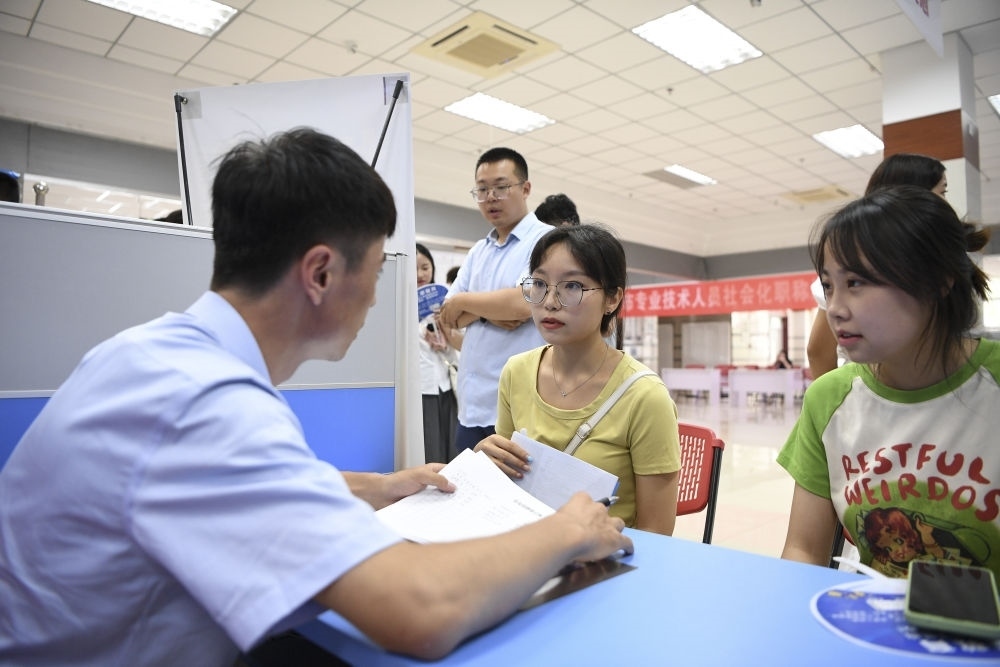 2023年7月29日，“揚(yáng)就業(yè)之帆，啟夢想之旅”2023年寧夏（銀川）離校未就業(yè)高校畢業(yè)生招聘會(huì)在寧夏（銀川）人力資源服務(wù)產(chǎn)業(yè)園舉行。求職者（右）在招聘會(huì)現(xiàn)場與用人單位交流。新華社記者 馮開華 攝