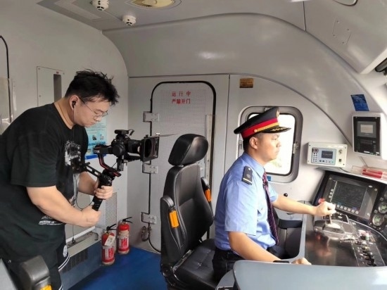 記者采訪中歐班列（成都）首發(fā)司機(jī)仲俊斕。成都機(jī)務(wù)段供圖