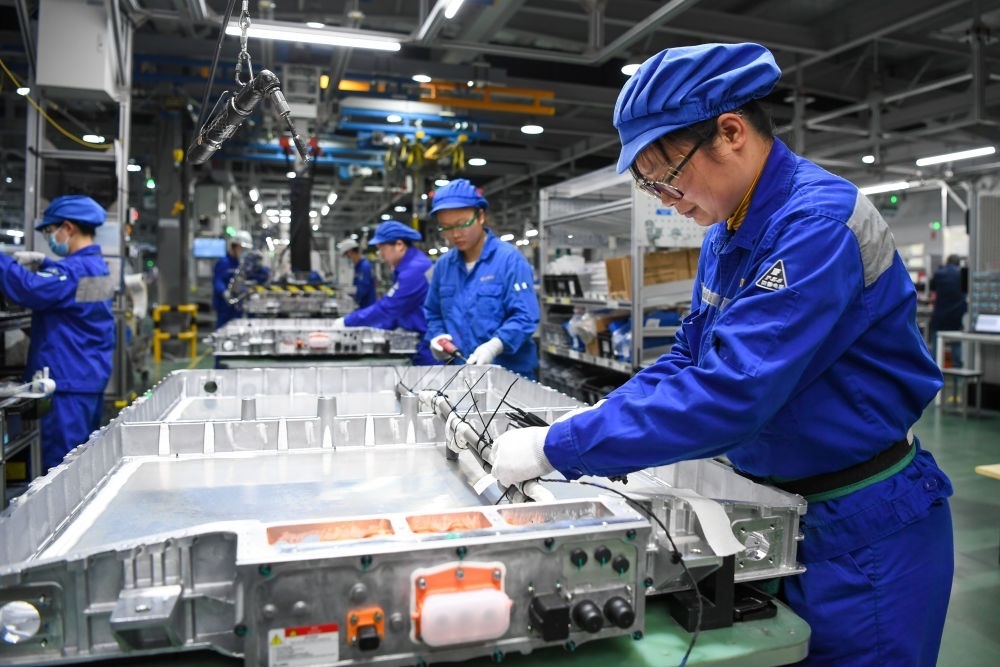 在位于江蘇常州溧陽的上汽時(shí)代動(dòng)力電池系統(tǒng)有限公司，工人在車間進(jìn)行電池生產(chǎn)（2023年2月16日攝）。常州市擁有鋰電池電芯及配套生產(chǎn)企業(yè)120余家，動(dòng)力電池產(chǎn)業(yè)2022年實(shí)現(xiàn)產(chǎn)值超1700億元。新華社記者 李博 攝