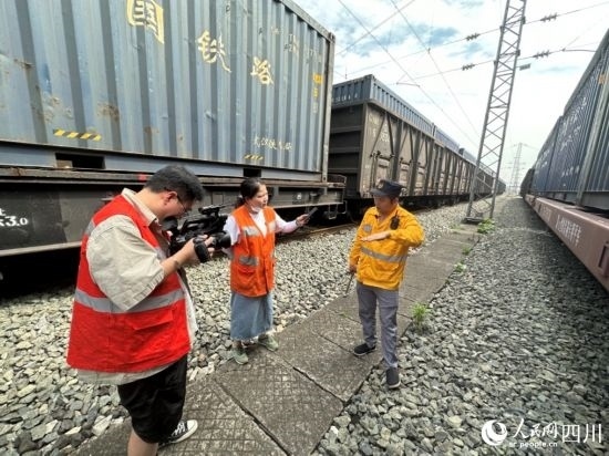 記者采訪中歐班列（成都）首發(fā)班列“專檢小組”組長(zhǎng)劉偉。人民網(wǎng)記者 王波攝