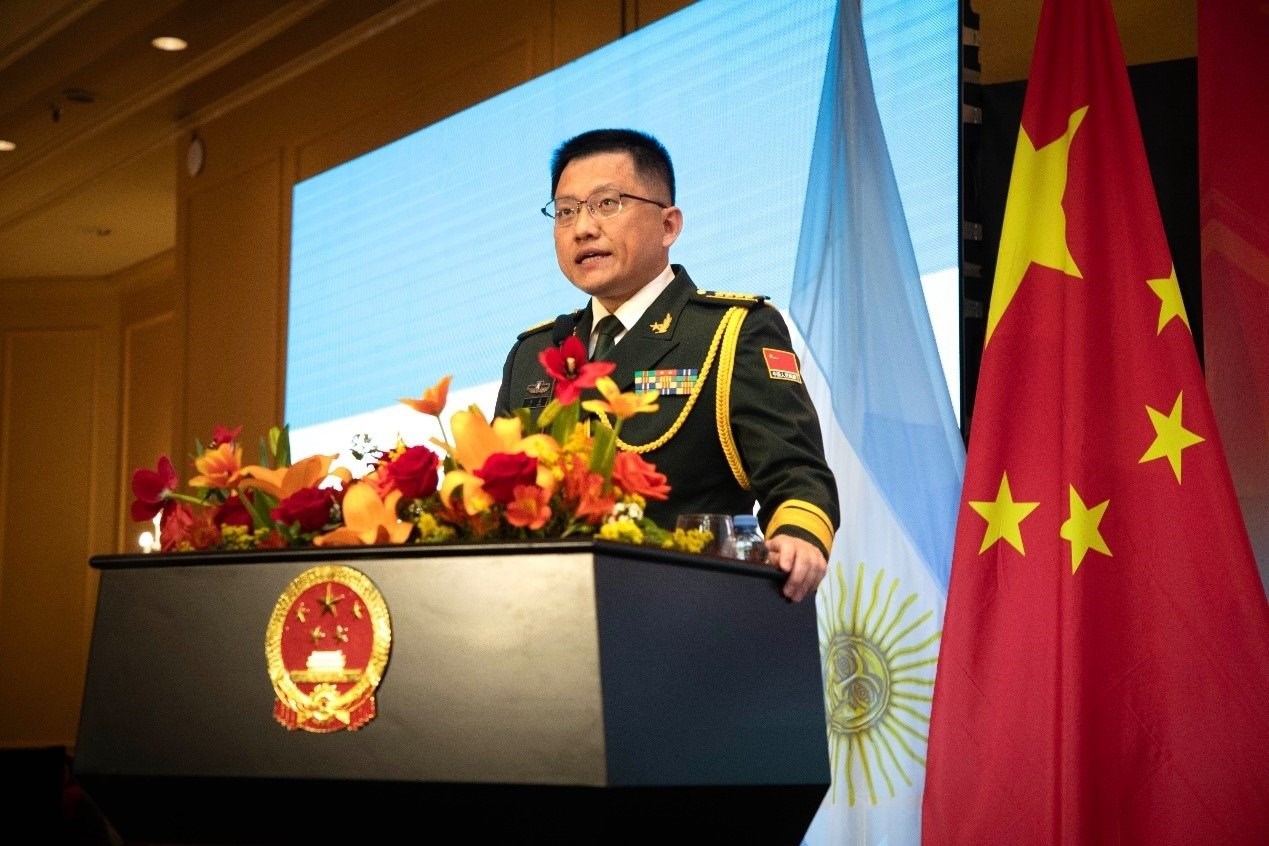 中國(guó)駐阿根廷大使館武官劉淼大校致辭。中國(guó)駐阿根廷大使館供圖