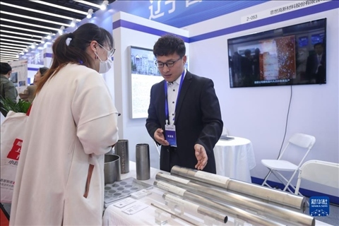 4月8日，參展商在2023中國中小企業(yè)發(fā)展大會“專精特新”中小企業(yè)展覽會上向觀眾介紹產(chǎn)品。新華社記者 龍雷 攝