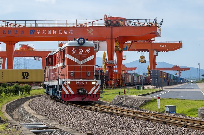 △2023年7月25日，在浙江省金華市華東國際聯(lián)運港，一輛“義新歐”中歐班列裝載著110個標箱日用百貨、家用電器、家裝材料等貨物，啟程駛向哈薩克斯坦。