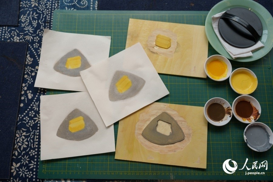 圖為丁未堂創(chuàng)作的木版畫(huà)及木版。人民網(wǎng)記者 張若涵攝