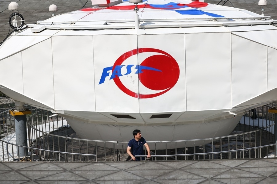 2022年8月25日，F(xiàn)AST運(yùn)行和發(fā)展中心常務(wù)副主任、總工程師姜鵬在饋源艙前（維護(hù)保養(yǎng)期間拍攝）。新華社記者 歐東衢 攝