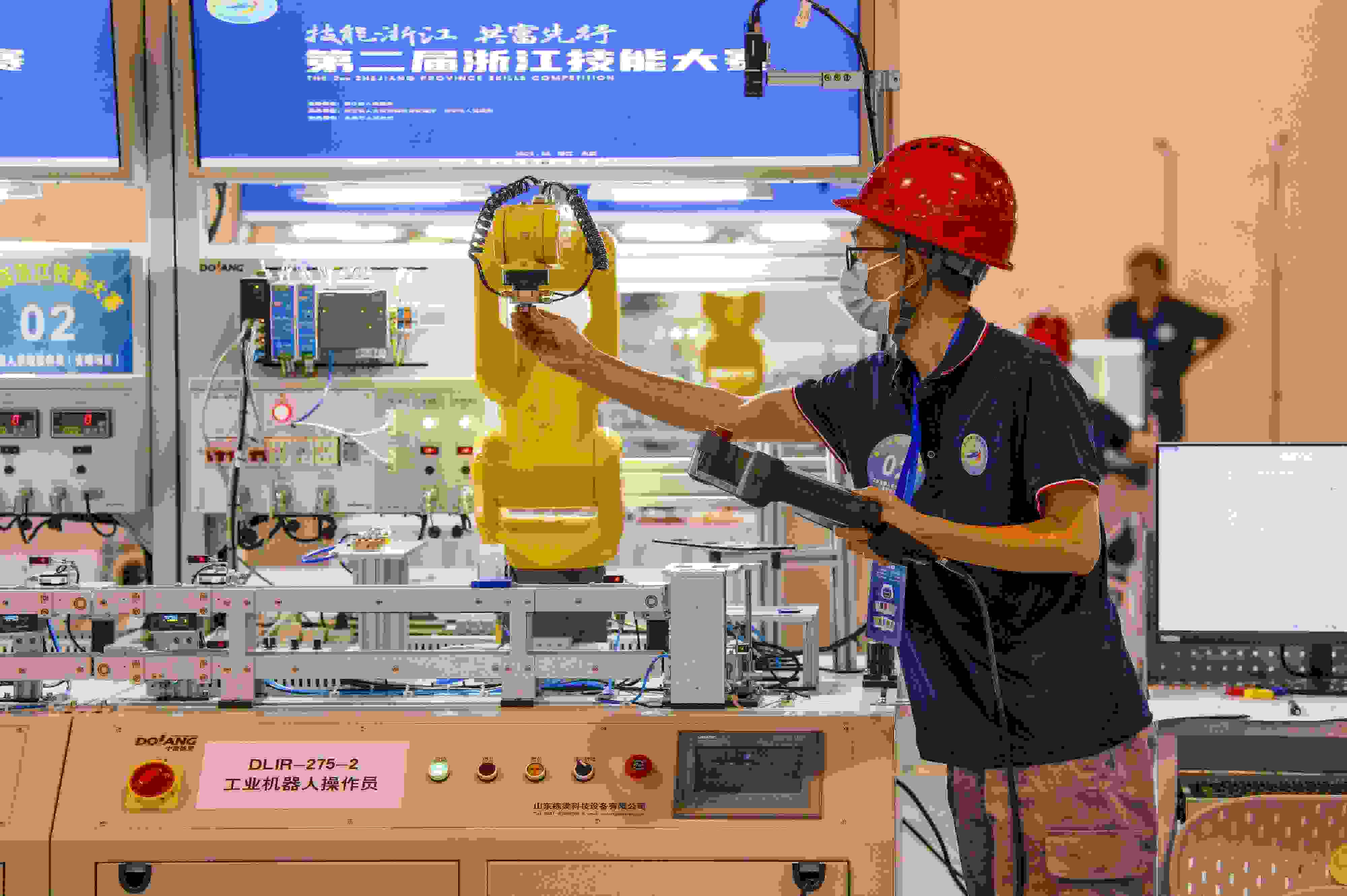 2023年6月19日，第二屆浙江技能大賽在永康市國際會展中心舉行。參賽選手在進(jìn)行工業(yè)機(jī)器人系統(tǒng)操作員項(xiàng)目比賽。