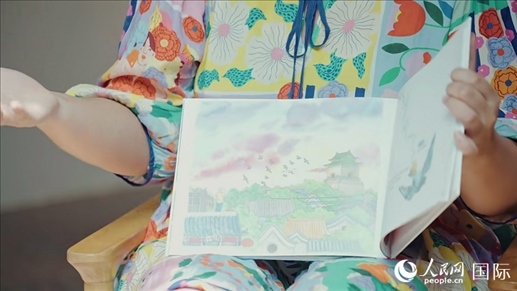 柳芭向人民網(wǎng)記者展示自己的作品。人民網(wǎng) 張若涵攝