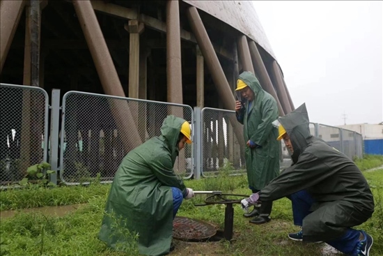 華能北京熱電廠員工操作排水閥降低水塔水位。 受訪者供圖