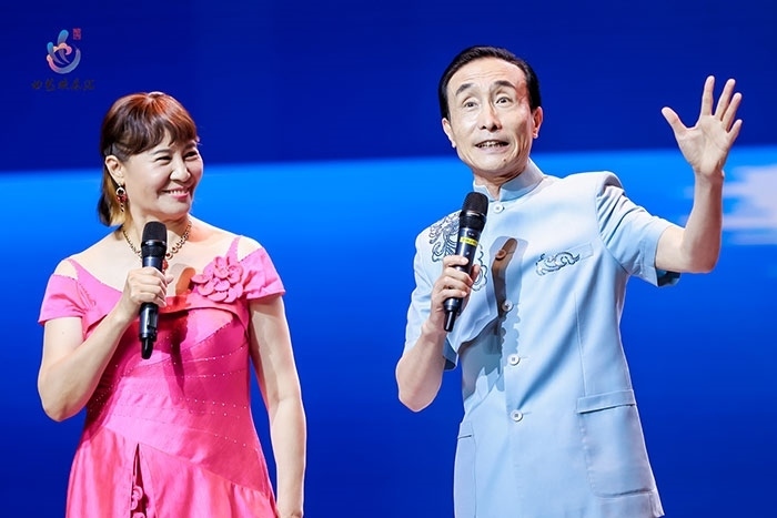 小品表演藝術(shù)家鞏漢林、金珠在演出現(xiàn)場。主辦方供圖