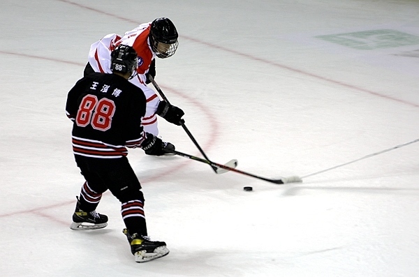 陜西隊(duì)球員馬思成與黑龍江隊(duì)球員王泓博爭搶。人民網(wǎng)記者 胡雪蓉?cái)z