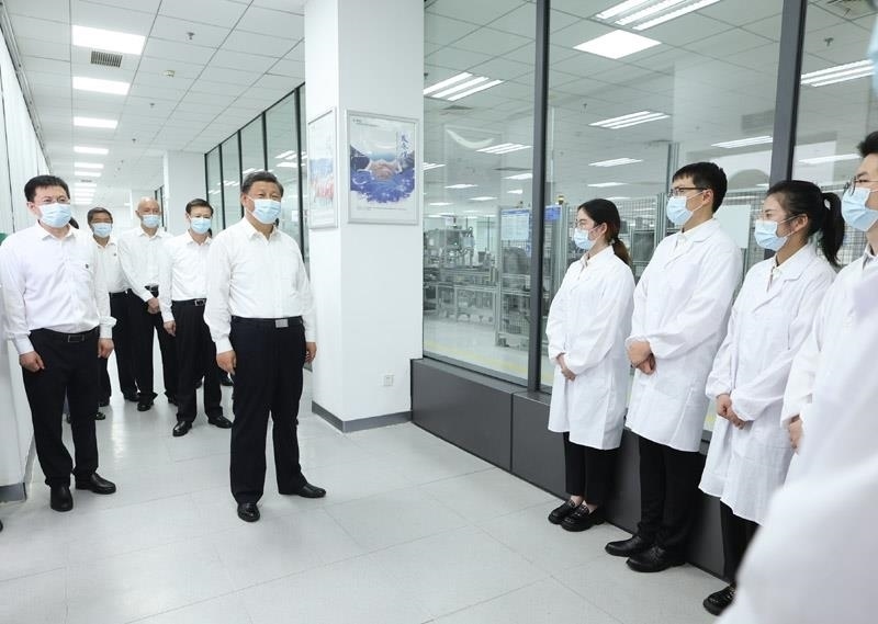 2023年7月6日，習(xí)近平總書(shū)記在江蘇南京市考察南瑞集團(tuán)有限公司，同年輕研發(fā)人員親切交流。