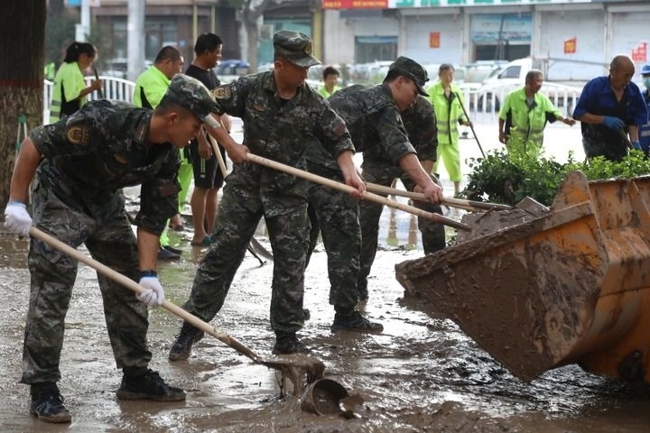 武警河北總隊(duì)保定支隊(duì)官兵在涿州市城西107國(guó)道沿線清理淤泥（8月5日攝）。新華社發(fā)（王紅強(qiáng) 攝）