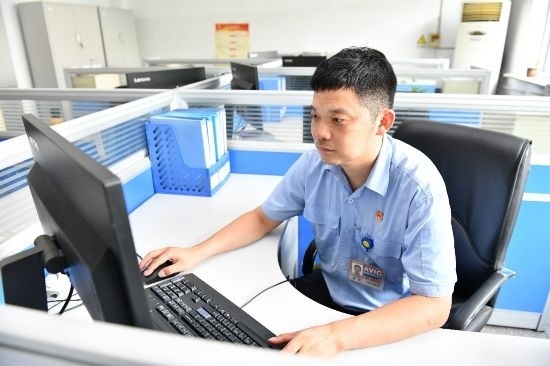 工作中的康凱。航空工業(yè)沈飛供圖