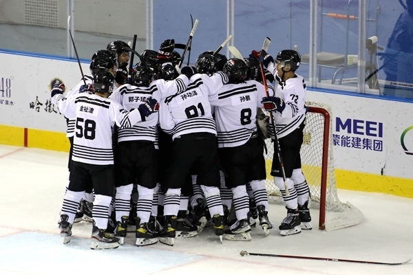 內(nèi)蒙古隊(duì)球員慶祝比賽勝利。人民網(wǎng)記者 胡雪蓉?cái)z