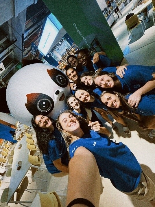 葡萄牙女籃隊(duì)員在成都大運(yùn)村自拍。 受訪者供圖