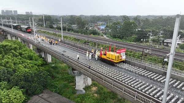 防東鐵路鋪軌現(xiàn)場航拍。