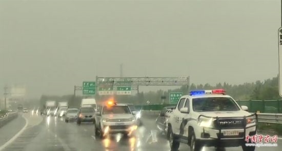 8月2日，京港澳高速，高速交警涿州大隊(duì)警車帶道引導(dǎo)救援物資車隊(duì)進(jìn)入涿州災(zāi)區(qū)。