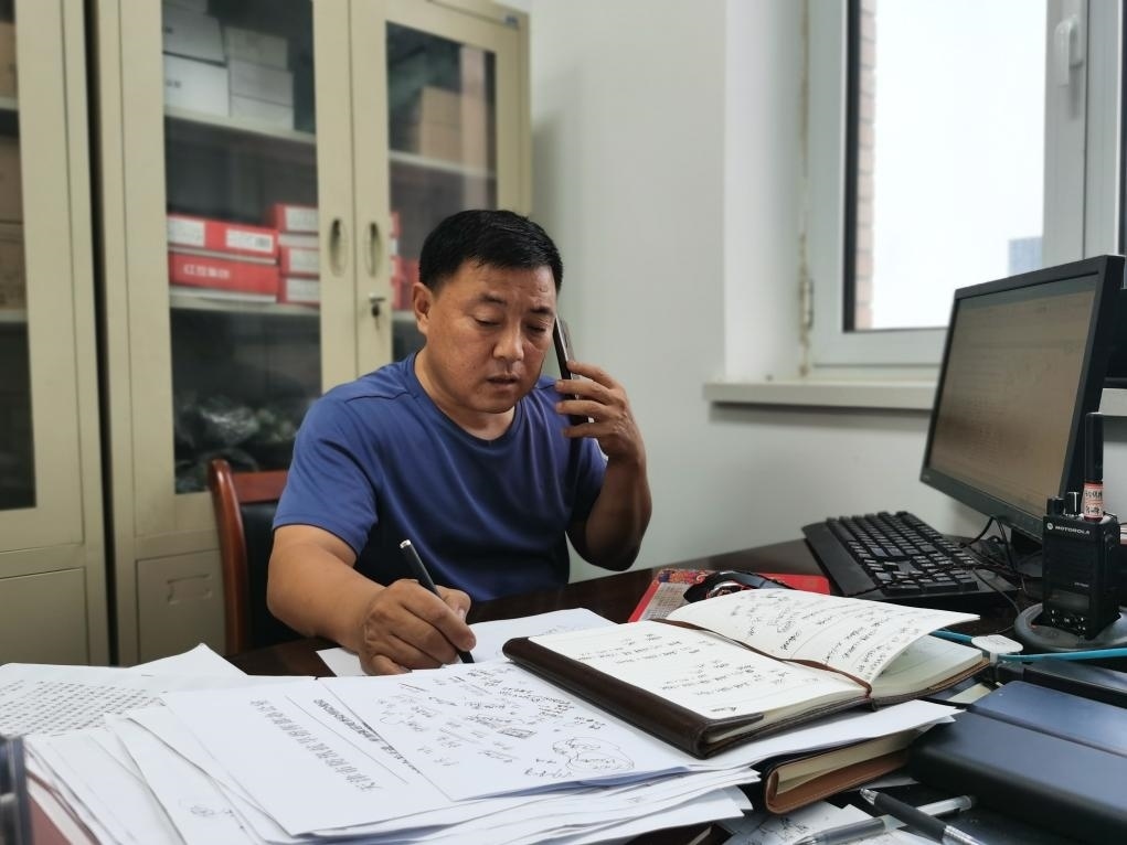 曾田榮正在辦公室內(nèi)工作。新華社記者 孫凡越 攝