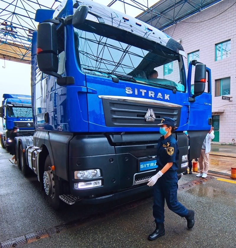 關(guān)員正在對出口車輛進(jìn)行登臨檢查。人民網(wǎng)記者 栗翹楚攝