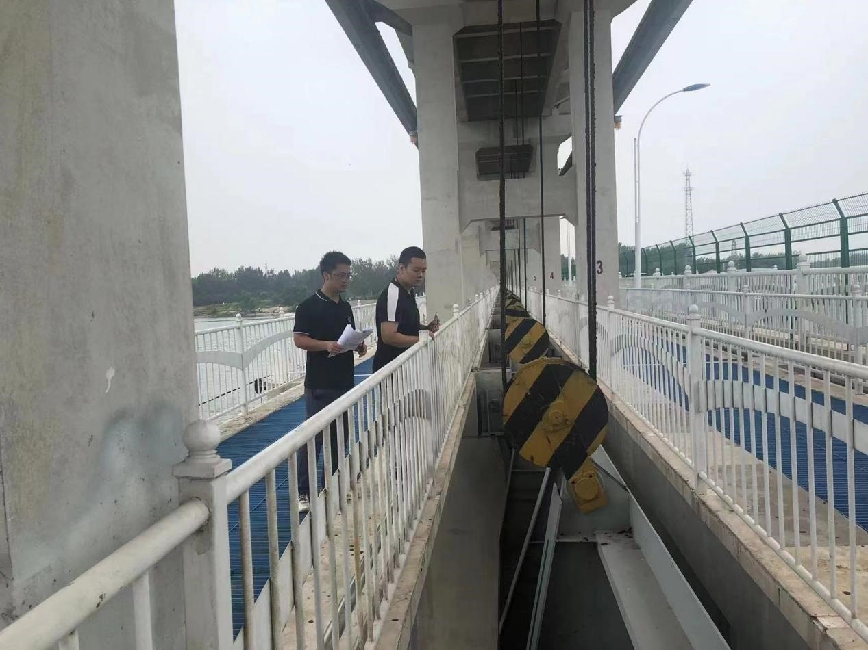海委海河下游管理局獨(dú)流減河進(jìn)洪閘管理處工作人員檢查水閘閘門啟閉機(jī)。受訪者供圖