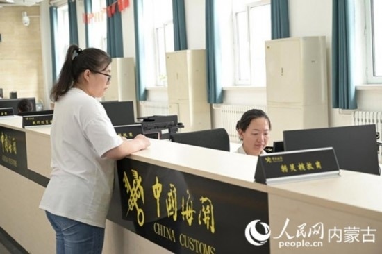 代理報關企業(yè)正在滿洲里車站海關綜合服務大廳辦理業(yè)務。人民網(wǎng) 寇雅楠攝