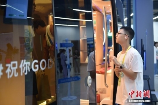 圖為學員們在首鋼園內(nèi)的百度Apollo Park參觀。<a target='_blank' href='/' ><p align=