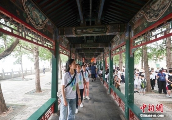 圖為學員們游覽長廊。<a target='_blank' href='/'><p align=