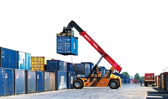 石家莊國際陸港內(nèi)整裝待發(fā)的集裝箱。 石家莊國際陸港供圖