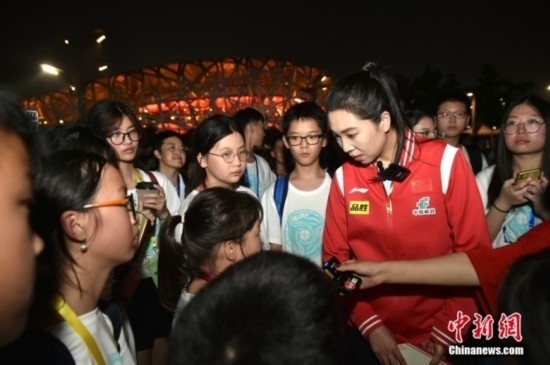 圖為小學員向李曉霞分享自己運動經(jīng)歷。<a target='_blank' href='/' ><p align=