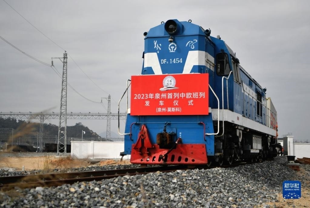 2月3日，中歐班列駛出興泉鐵路黃塘站。當(dāng)日，滿載著55個(gè)集裝箱的中歐班列，從位于福建泉州惠安縣的興泉鐵路黃塘站駛出。這是泉州今年開出的首趟中歐班列，也是興泉鐵路開通后的首趟泉州中歐班列。據(jù)了解，此次班列裝載產(chǎn)品主要來自泉州進(jìn)出口企業(yè)，貨重601.4噸，貨值約262.5萬美元。新華社記者 魏培全 攝