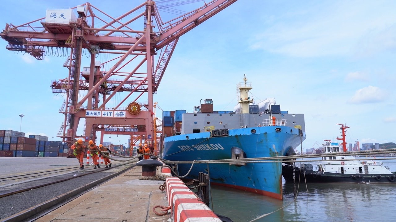 7月22日上午，“絲路海運(yùn)”電商快線“海豐蛇口”輪停靠廈門海天碼頭12號(hào)泊位裝卸集裝箱貨物。人民網(wǎng)記者 蘭志飛攝