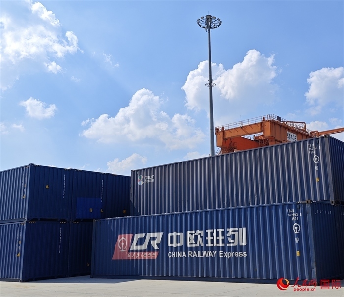 8月3日，中歐班列（中豫號(hào)）集裝箱在鄭州車站海關(guān)等候查驗(yàn)。人民網(wǎng) 崔譯戈攝