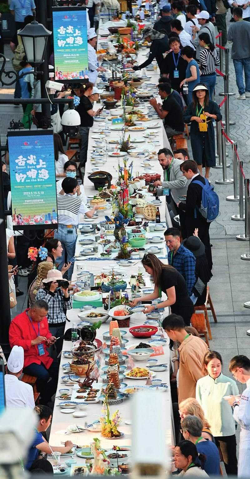 市民和游客在寧波舉辦的第三屆中國—中東歐國家博覽會暨國際消費品博覽會上品嘗融合中國和中東歐美食的長桌宴（2023年5月15日攝）。黃宗治攝/本刊