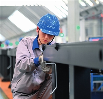 工人在海天國際控股有限公司海天大港生產(chǎn)基地作業(yè)（2023年2月1日攝）。黃宗治攝/本刊