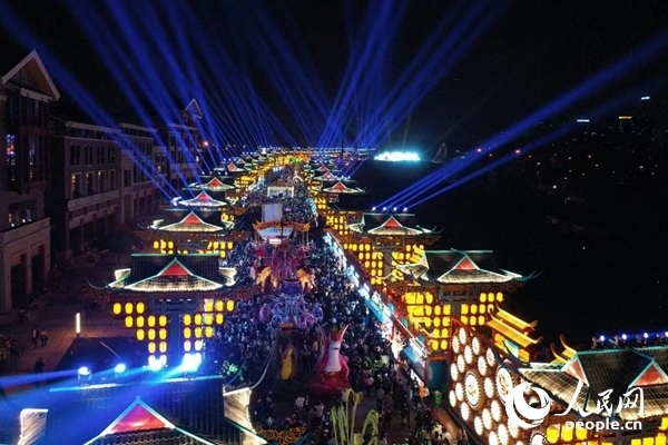 廣西南寧市良慶區(qū)的“南寧之夜”街區(qū)燈火璀璨。人民網(wǎng) 王勇攝